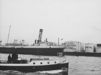 1991-888 Gezicht op de Nieuwe Maas met tanks van de Koninklijke Nederlandse Petroleum Maatschappij aan de Sluisjesdijk.