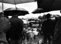 1992-1148 De Uitgaansmarkt op de Boompjes wordt door de regen geplaagd.