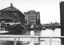 1992-2033 Parkhaven met links het gebouw van de rivierpolitie. Op de achtergrond het Belastinggebouw en de Parksluizen ...
