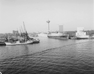 1992-2149 Gezicht op de Nieuwe Maas in de richting van de Parkhaven met afgemeerd het schip de Jan Bax en daarachter ...