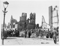 1992-2962 Gezicht op de door het geallieerde bombardement van 31 maart 1943 getroffen kruising Taandersstraat - 2e ...