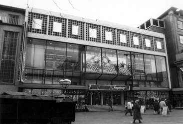 1992-2991 Kledingwinkel Kreymborg aan het Beursplein.