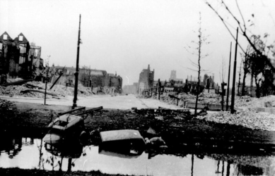 1992-4008 Gezicht op de door het Duitse bombardement van 14 mei 1940 getroffen omgeving van de Aert van Nesstraat, ...