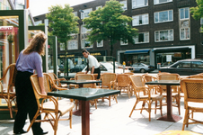 1992-4134 Café met terras op de Nieuwe Binnenweg bij de Josephstraat. 