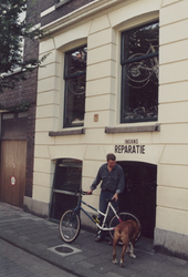 1992-4142 Rijwielherstelplaats Van Zessen aan de Volmarijnstraat.