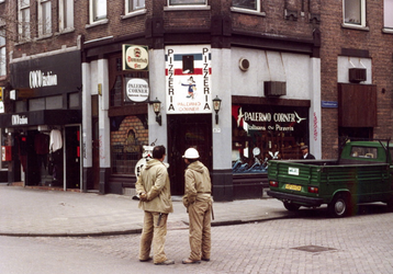 1992-4244 Palermo corner pizzeria, links de Doedesstraat; winkel in de Vierambachtsstraat.