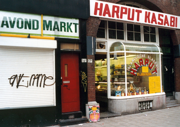 1992-4267 Avondmarkt en islamtische slagerij Harput Kasabi op de Middellandstraat, gezien vanaf de Aleidisstraat met op ...