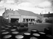 1992-4642-12 Gezicht op het fabrieksterrein van Blankenheym & Nolet distilleerderij, likeurstokerij. Binnenplaats bij ...