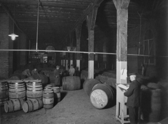1992-4642-17 Gezicht in de fabriek van Blankenheym & Nolet distilleerderij, likeurstokerij. In de expeditie.