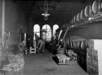 1992-4642-24 Gezicht in de fabriek van Blankenheym & Nolet distilleerderij, likeurstokerij. Expeditie .