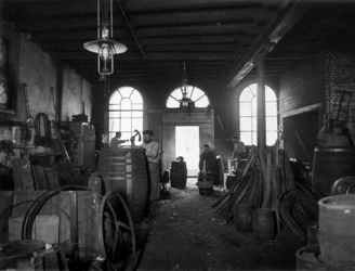 1992-4642-26 Gezicht in de fabriek van Blankenheym & Nolet distilleerderij, likeurstokerij. Expeditie .Kuipers aan het werk.