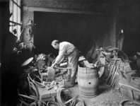 1992-4642-27 Gezicht in de fabriek van Blankenheym & Nolet distilleerderij, likeurstokerij. De Expeditie met een kuiper ...