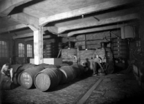 1992-4642-28 Gezicht in de fabriek van Blankenheym & Nolet distilleerderij, likeurstokerij. Expeditie.
