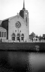 1992-54 Gezicht op de Lange Hilleweg bij de Strevelsweg met de rk heilige Sint-Theresiakerk. Uit westelijke richting.