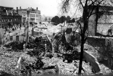 1992-560 Gezicht op de door het Duitse bombardement van 14 mei 1940 getroffen Westerstraat. Als gevolg van dit ...