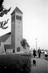 1992-57 Op de hoek van de Bree en het Beukendaal staat de rk kerk van de Heilige Kruisvinding. Uit noordwestelijke ...