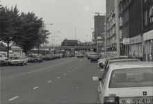 1992-5886 Gezicht op de Aelbrechtskade met op de achtergrond de Mathenesserbrug.