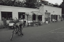 1992-5913 Gezicht op de tuinhuisjes op het Samuel Mullerplein met op de achtergrond de huizen aan de Aelbrechtskade.