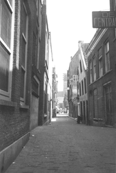 1992-592 Gezicht in de Lange Torenstraat. Gezien uit noordelijke richting. Op de achtergrond de Sint-Laurenskerk in de ...