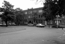 1992-5925 Gezicht op de Gerrit Jan Mulderstraat met op de voorgrond het Samuel Mullerplein