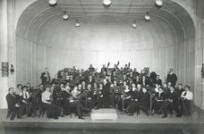 1992-605 Orkest op het podium in de Grote Doelezaal van De Doele aan de Coolsingel.