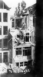 1993-2723 Gezicht op de door het Duitse bombardement van 14 mei 1940 getroffen huis aan de Noordsingel. Als gevolg van ...