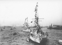 1993-2831-51 Gepavoiseerde Zweedse oorlogsschepen op de Nieuwe Maas. Rechts de loodsen van de Nederlands-Amerikaanse ...