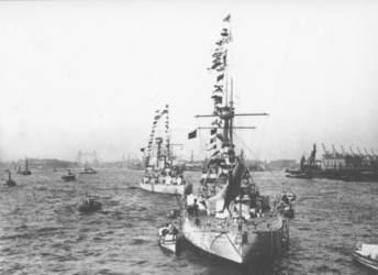 1993-2831-51 Gepavoiseerde Zweedse oorlogsschepen op de Nieuwe Maas. Rechts de loodsen van de Nederlands-Amerikaanse ...