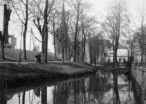 1993-3502 Water benedendijks aan de Honingerdijk. Op de achtergrond de Hoflaankerk.