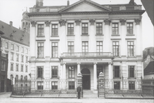 1993-3888 Het hoofdbureau van politie aan het Haagseveer.Links het stadhuis.