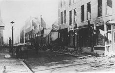 1993-3914 Gezicht in de door het Duitse bombardement van 14 mei 1940 getroffen Rozenburgstraat. Vanaf de Oudedijk ...