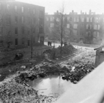 1993-3924 De Korfmakersstraat na het bombardement van 31 maart 1943. Op de achtergrond de 2e Gijsingstraat. In het ...