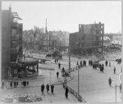 1993-3925 Gezicht op de omgeving van het Marconiplein. Met verwoeste panden als gevolg van het geallieerde bombardement ...