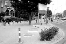 1993-4229-TM-4233 Permanente tentoonstelling van stadspaaltjes op het trottoir bij huis Heemraadssingel nummer 169, ...