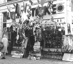 1993-5411 Tabaks- en souvenirwinkel op nummer 12 van de West-Kruiskade.