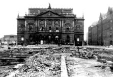 1993-5488 De afbraak van de Grote schouwburg aan de Aert van Nesstraat. Als gevolg van het Duitse bombardement van 14 ...