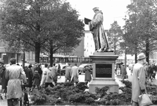 1993-5845 Standbeeld van Erasmus op de Coolsingel.