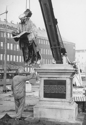 1993-5846-EN-5847 Verplaatsing van het standbeeld ErasmusVan boven naar beneden gezien:-5846: Verplaatsing van het ...