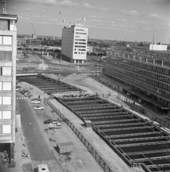 1993-5884,-5885 Aanleg van de metro onder de Coolsingel.Van boven naar beneden afgebeeld:- 5884: Bij het Hofplein.- ...