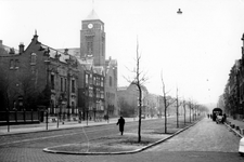 1993-5979 De Mathenesserlaan uit westelijke richting. Links het gemeentearchief en de Sint-Elisabethkerk.