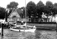 1993-6007 In de Veerhaven ligt een Amerikaans jacht bij het gebouw van de Roei-en Zeilvereniging de Maas.