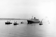 1993-6016 Sleepboten slepen het schip Statendam (4) de Nieuwe Waterweg op, na de mislukte eerste technische proefvaart. ...