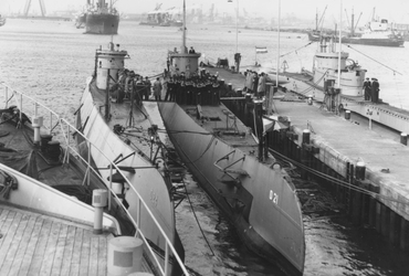 1993-6020 De Nederlandse duikboten aan de duikbootbasis in de Waalhaven, op de achtergrond een demagnetiseerinstallatie.
