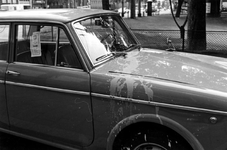 1993-6134 Auto van Joodse eigenaar op de Provenierssingel met pro-Israël sticker t.g.v. Zesdaagse oorlog, besmeurd door ...
