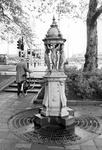 1993-6331,-6332 Wallace fontein De Vier Gratiën, voor bank R. Mees en Zonen aan de Blaak bij de kruising met de ...