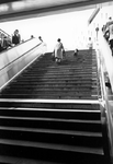 1993-6451 De trap van het metrostation Beurs, op de achtergrond het warenhuis de Bijenkorf.