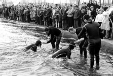 1993-6469 In de Kralingse Plas wordt een zwemwedstrijd onder water gehouden.