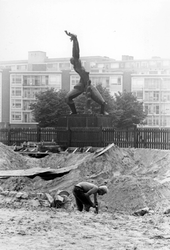 1993-6565 Het Plein 1940 tijdens graafwerkzaamheden met het monument Verwoeste stad van beeldhouwer Zadkine.