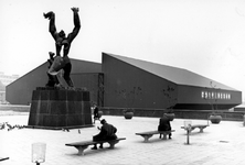 1993-6578 Het Plein 1940 met het monument Verwoeste stad en dolfinarium.