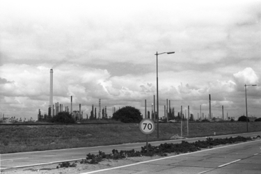1993-6589 Petrochemische industrie bij Pernis.